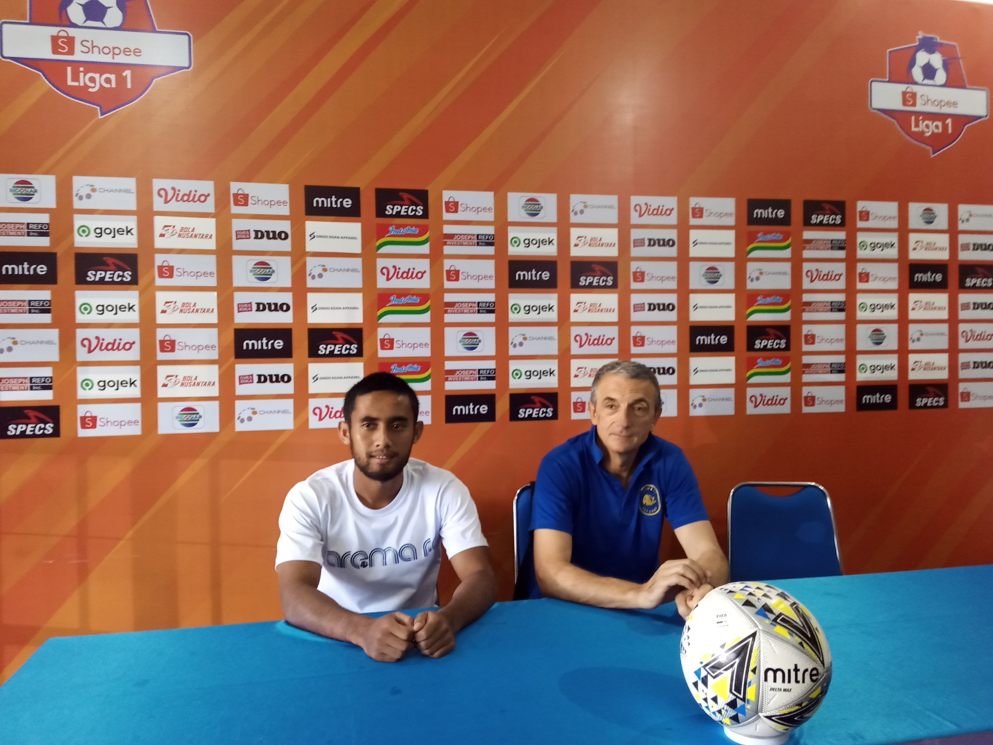 Pemain Arema FC, Agil Munawwar dan Pelatih Kepala Arema FC, Milomir Seslija saat jumpa pers di kantor Arema FC, Jumat, 22 November 2019. (Foto: Theo/Ngopibareng.id)