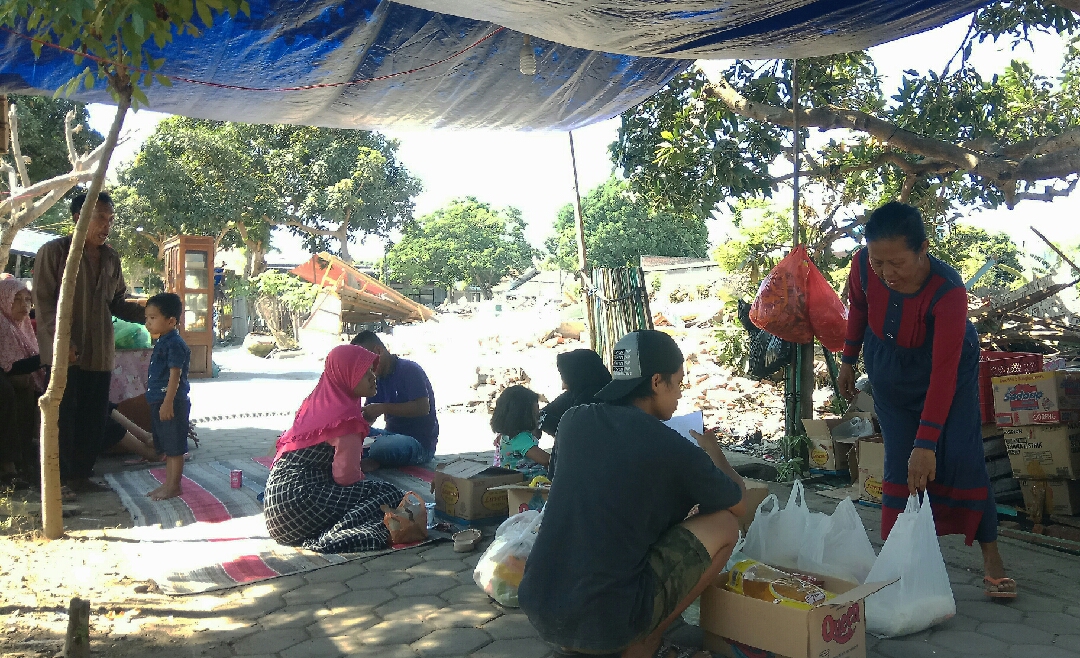 Warga korban eksekusi masih bertahan di sekitar rumah mereka yang sudah rata dengan tanah. (Foto: Hujaini/Ngopibareng.id)