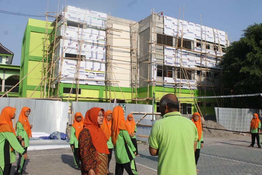 Asrama untuk siswa berprestasi yang sedang tahap pembangunan. (Foto: Asmanu/Ngopibareng.id)