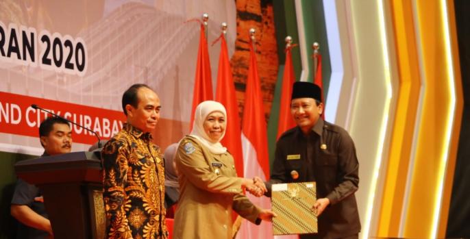 Gubernur Jatim Khofifah Indar Parawansa menyerahkan piagam penghargaan kepada Bupati Pasuruan Irsyad Yusuf sebagai daerah pengelola data calon debitur KUR terbaik se-Jatim. (Foto: Dok Humas)