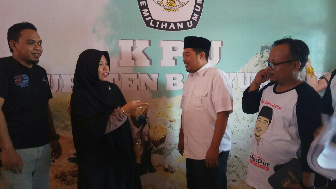 Bakal calon bupati perseorangan, Purnomo, berbincang dengan Ketua KPU Banyuwangi, Dwi Anggraeni. (Foto: Muh Hujaini/ngopibareng.id)