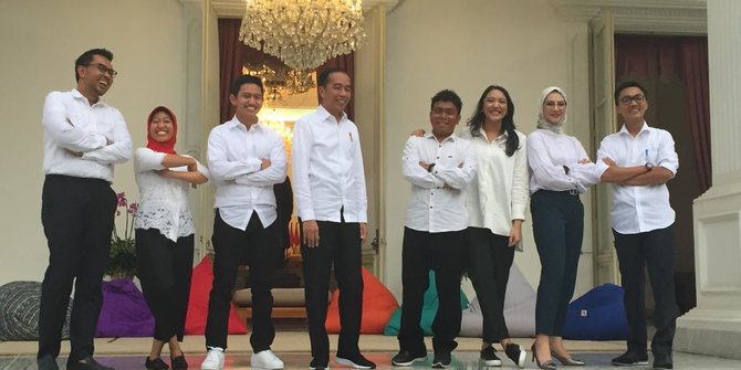 Presiden Joko Widodo (Jokowi) bersama 7 milenial staf khusus. (Foto: Biro Setpres)