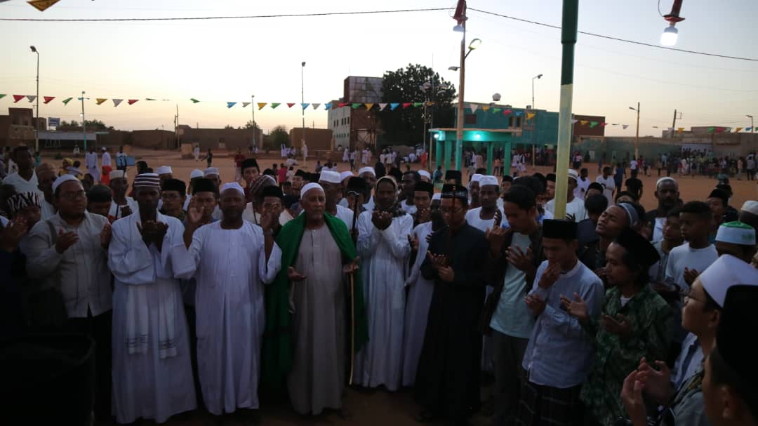 Syaikh Idris Abu Qurun bersama para santri dan dakwah Kaum Nahdliyin di Sudan. (Foto: Istimewa)