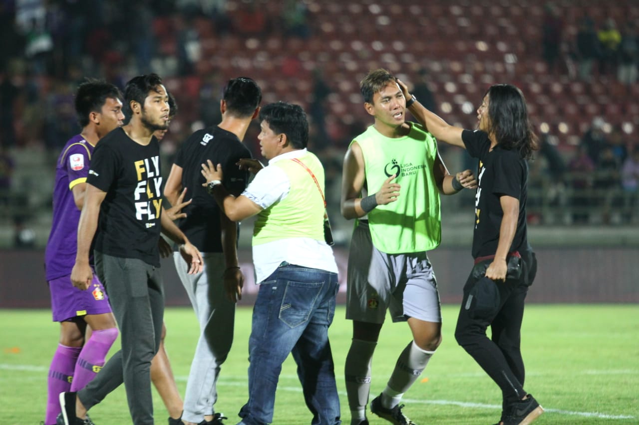 Pemain dan ofisial Persik merayakan kemenangan atas Persiraja Banda Aceh di semi final Liga 2 melalui drama adu penalti. (Foto: Istimewa)