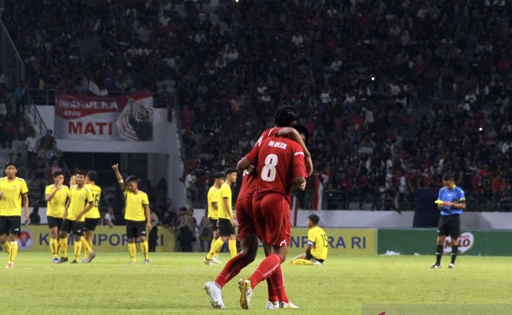 Gelandang Timnas Pelajar Indoneai U-18 8-Reza Al Fariz dihibur rekan setimnya Salman al Fariz setelah tendangannya berhasil diblok kiper Malaysia dalam adu penalti pertandingan semifinal Piala Pelajar Asia di Stadion Batakan, Balikpapan, Kalimantan Timur, Jumat 22 November 2019. (Foto: Antara)