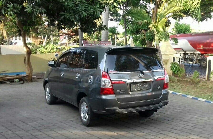 Mobil Innova yang sempat dicuri pelaku kini dijadikan barang bukti oleh pihak kepolisian. (foto : Istimewa/ngopibareng.id)