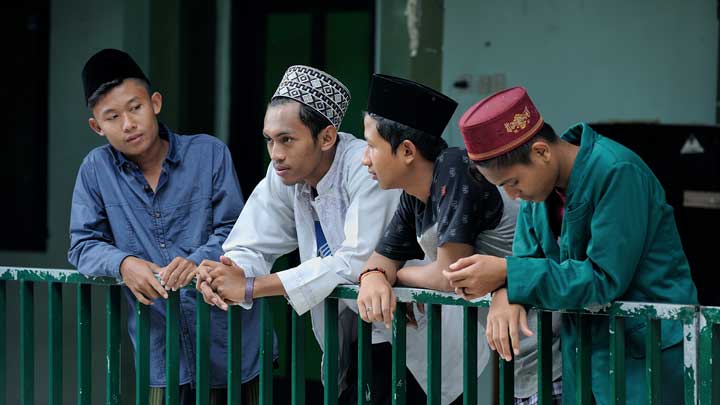 Para santri saat santai tidak sedang mengaji Kitab Kuning di Pesantren. (Foto: Istimewa)