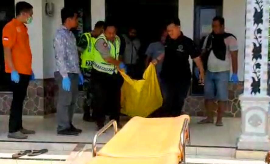 POLISI saat mengevakuasi jenazah Slamet Widodo di sebuah rumah di Kecamatan Leces, Kabupaten Probolinggo. (Foto: Istimewa/ngopibareng.id)