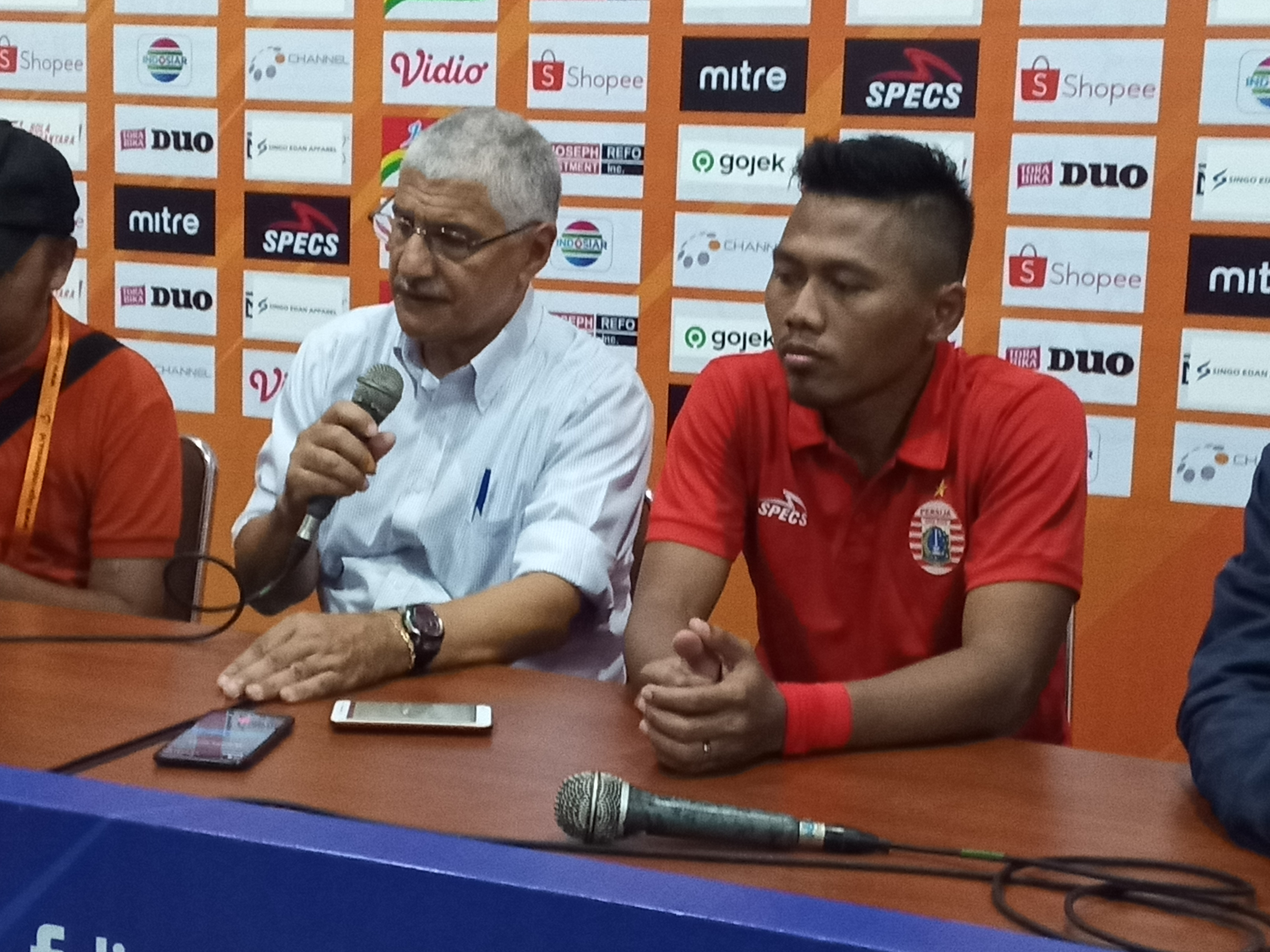 Pelatih Persija Jakarta, Edson Tavarez dan Pemain Arema FC, Tony Sucipto saat sesi jumpa pers di Stadion Kanjuruhan (Theo/ngopibareng.id)