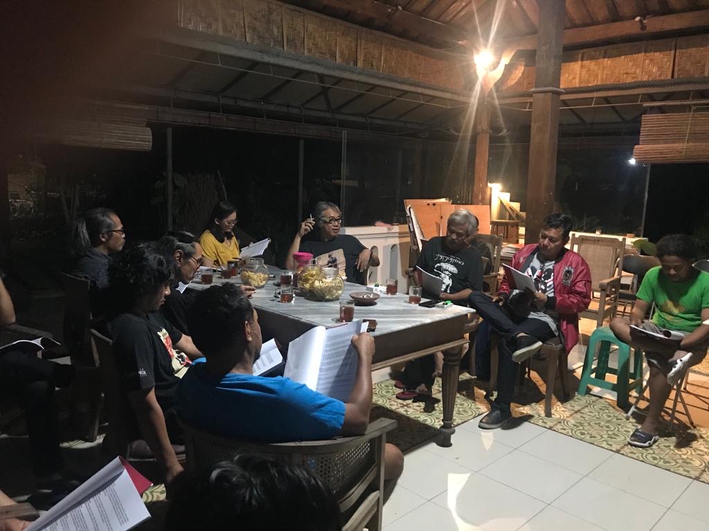 Butet Kertarejasa memimpin latihan pertama Teater Gandrik paska meninggalnya Djaduk Ferianto. (Foto istimewa)