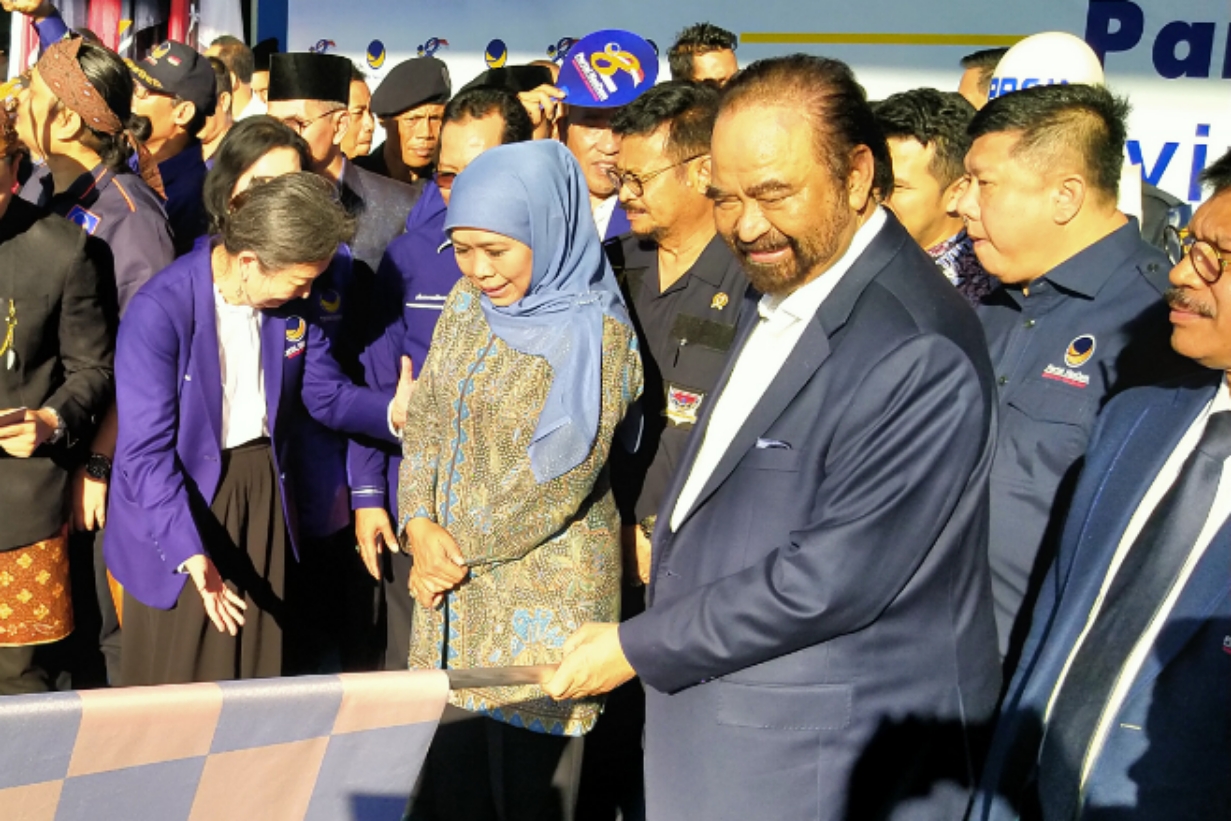 Ketum DPP NasDem, Surya Paloh (kanan) didampingi Gubernur Jatim, Khofifah Indar Parawansa saat meluncurkan 157 unit mobil siaga di Jatim Expo International, Surabaya, Sabtu 23 November 2019. (Foto: Fariz/ngopibareng.id)