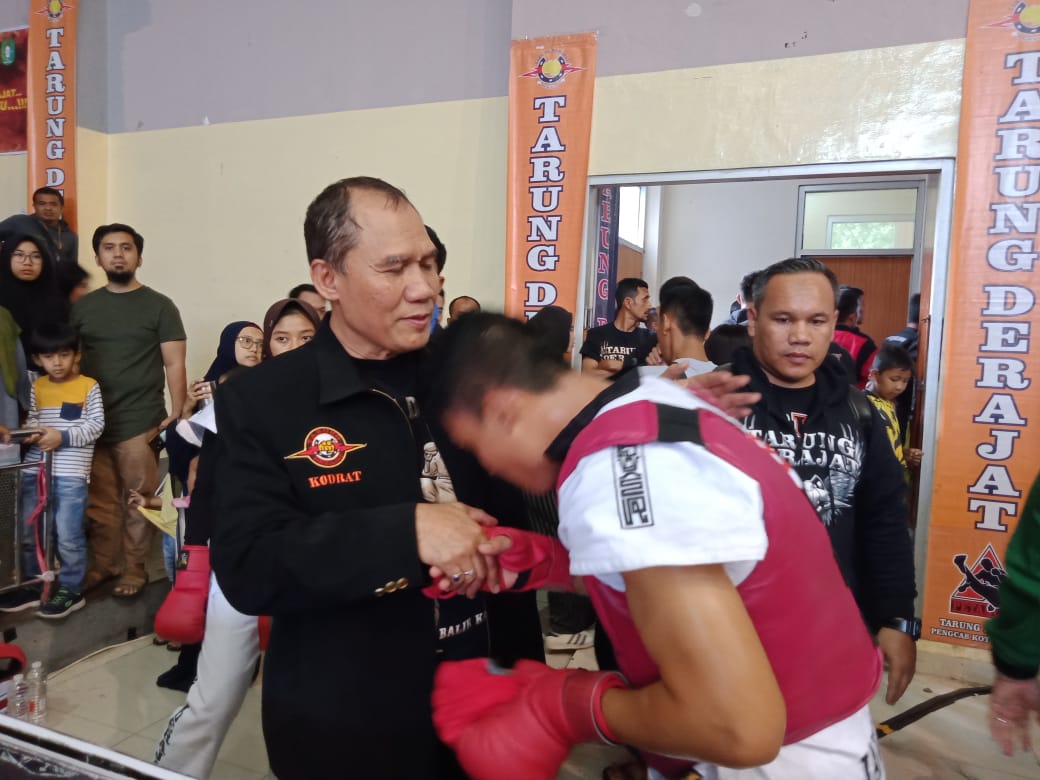 Ketua KODRAT Jatim, Bambang Haryo Soekartono saat memberi motivasi kepada atlet yang akan bertanding dalam Pra-PON di Gor Padjajaran, Bandung. (Foto: KONI Jatim)