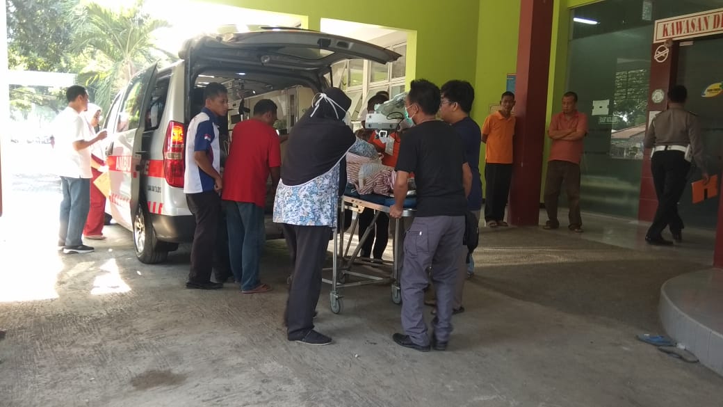 Korban minibus yang mengalami di Tol Paspro di Desa Wringinanom, Kecamatan Tongas, Kabupaten Probolinggo. (Foto: Ikhsan/ngopibareng.id)