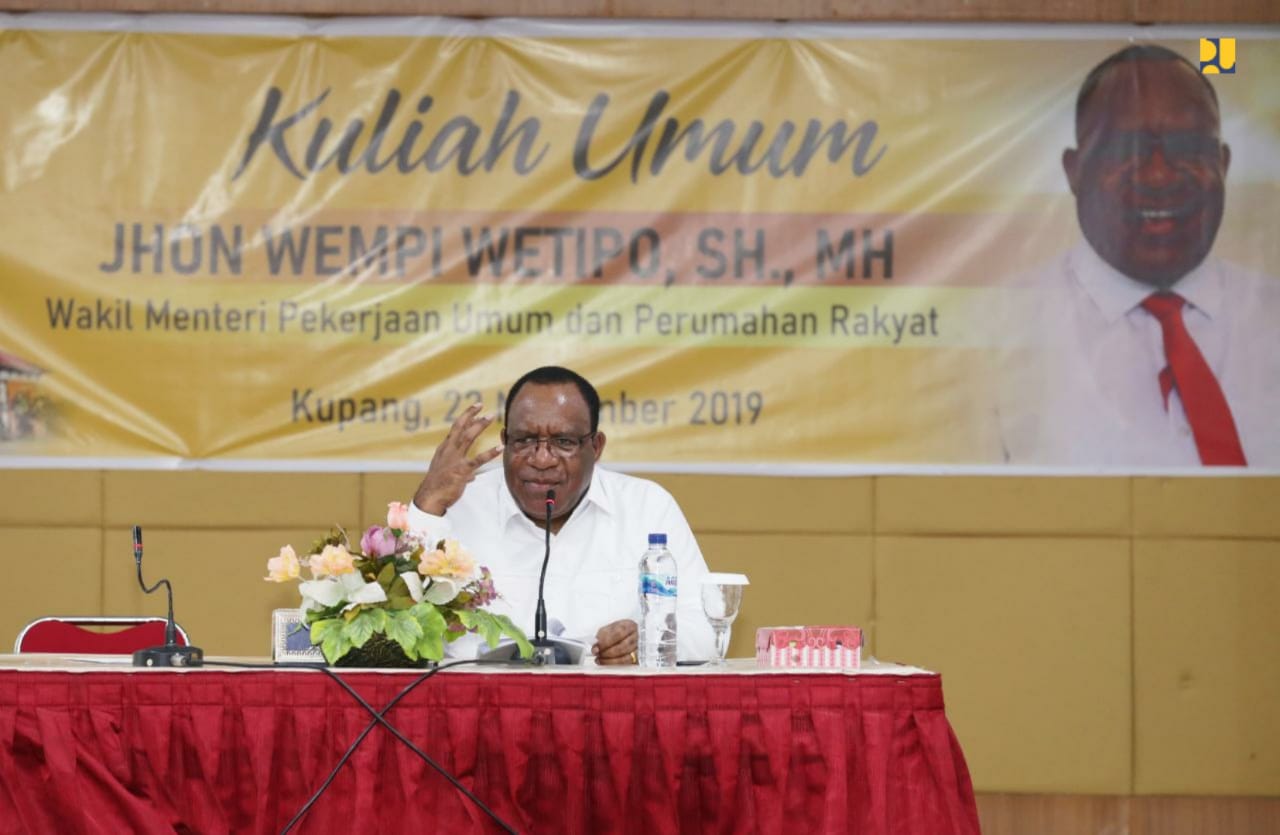 Wakil Menteri Pekerjaan Umum dan Perumahan Rakyat (PUPR) John Wempi Wetipo saat menyampaikan kuliah umum di Universitas Nusa Cendana, Kupang, beberapa waktu lalu. (Foto: Kementerian PUPT)