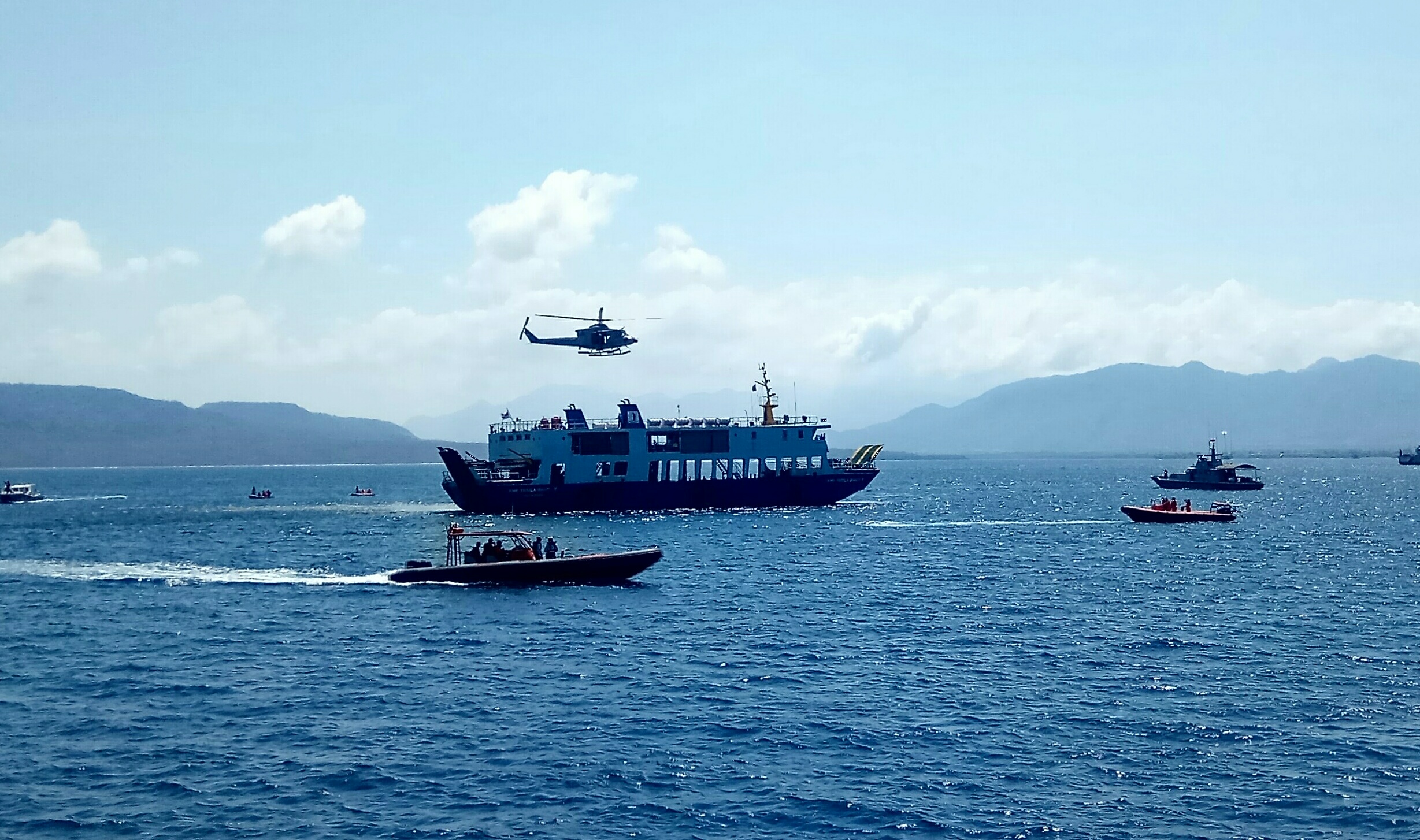 Latihan SAR gabungan yang dilakukan di selat Balii. (Foto: Hujaini/ngopibareng.id)