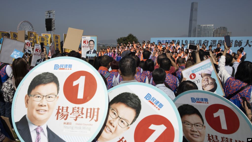 Suasana perayaan demokrasi, pemilu lokal di Hong Kong. (Foto: ap)