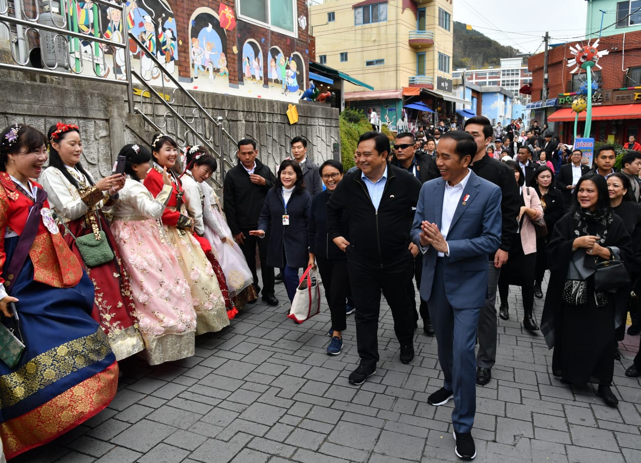 Presiden Joko Widodo dan Ibu Negara Iriana Joko Widodo, menyempatkan diri meninjau Gamcheon Culture Village di Busan, Korea Selatan, Minggu 24 November 2019. (Foto: setpres)