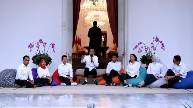 Presiden Joko Widodo (Jokowi) saat memperkenalkan 7 staf khusus milenial di Istana Merdeka, 