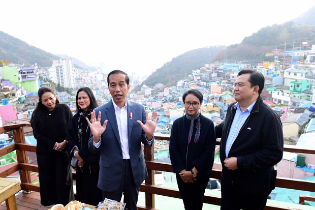 Presiden Joko Widodo bersama Ny Iriana Jokowi, didampingi Menlu Retno Marsudi di Korea Selatan. (Foto: Setneg)