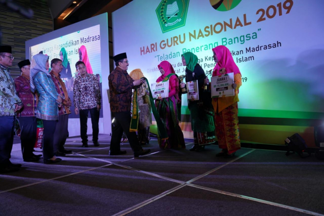 Wamenag Zainut Tauhid Sa'adi saat peringatan Hari Guru Nasional di Lampung. (Foto: Kemenag for ngopibareng.id)