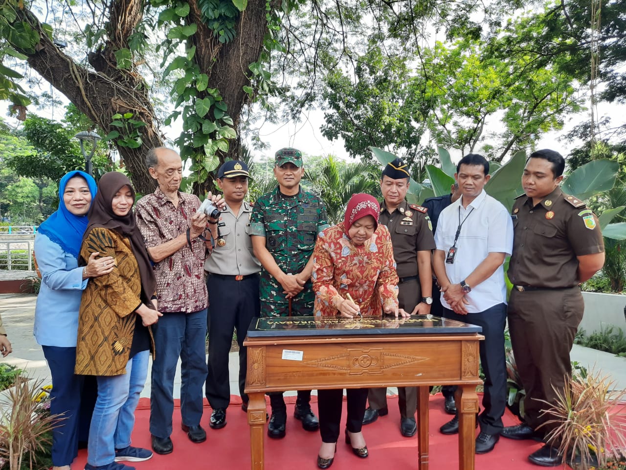 Wali Kota Surabaya Tri Rismaharini saat meresmikan museum Pendidikan Surabaya. (Foto: Alief/ngopibareng.id) Wali Kota Surabaya Tri Rismaharini saat meresmikan museum Pendidikan Surabaya. (Foto: Alief/ngopibareng.id)
