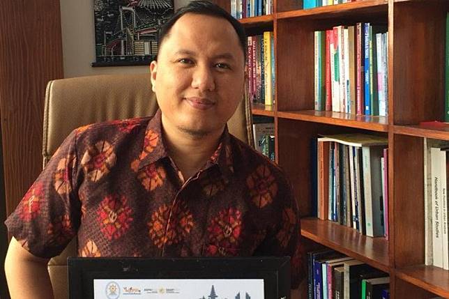 Pakar Administrasi Publik dari Fakultas Ilmu Administrasi, Universitas Brawijaya, Oscar Radyan Danar saat memperlihatkan penghargaan yang diraihnya. (Foto: Istimewa)