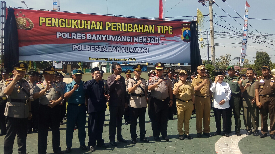 Kapolda Jatim Irjen Pol Luki Hermawan bersma pejabat Banyuwangi usai pengukuhan Polresta Banyuwangi