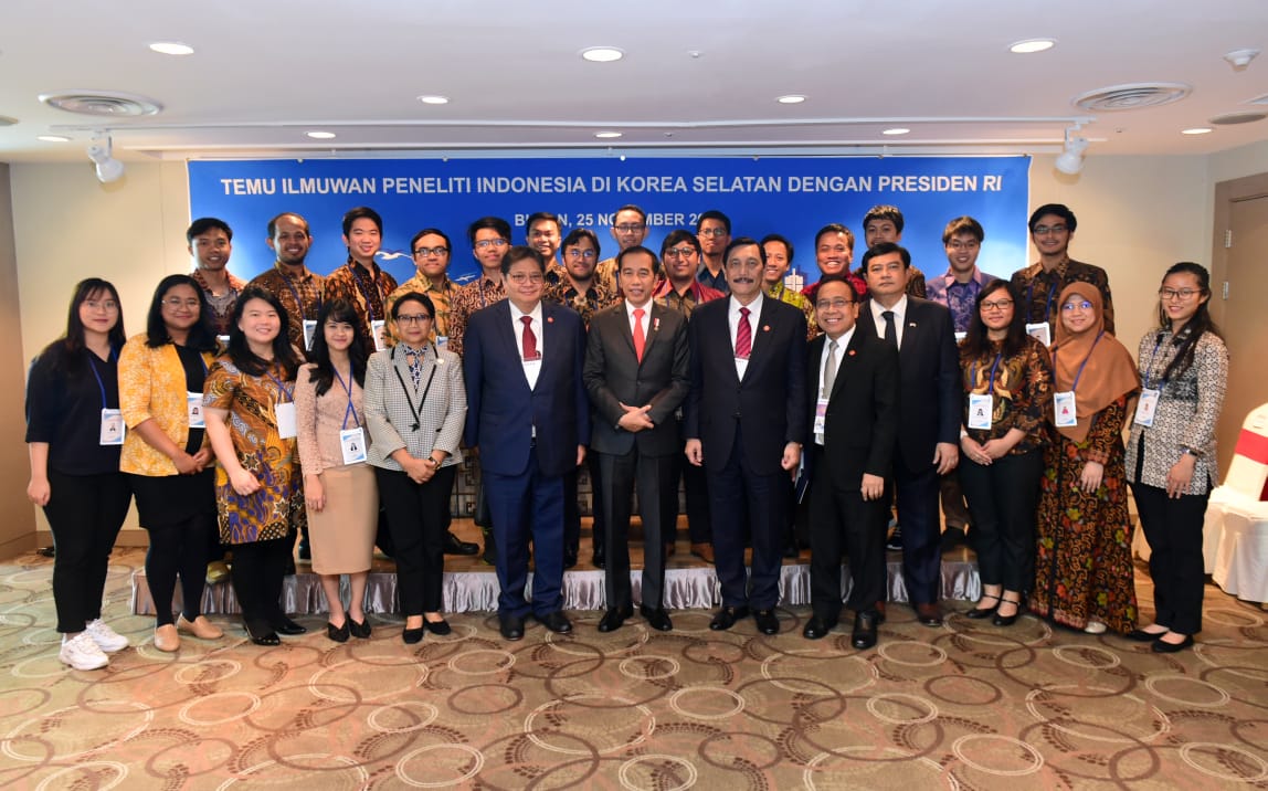 Presiden Joko Widodo, bersama Menlu Retno Marsudi bertemu penelitu muda Indonesia di Korsel. (Foto: Setpres) Presiden Joko Widodo, bersama Menlu Retno Marsudi bertemu penelitu muda Indonesia di Korsel. (Foto: Setpres)