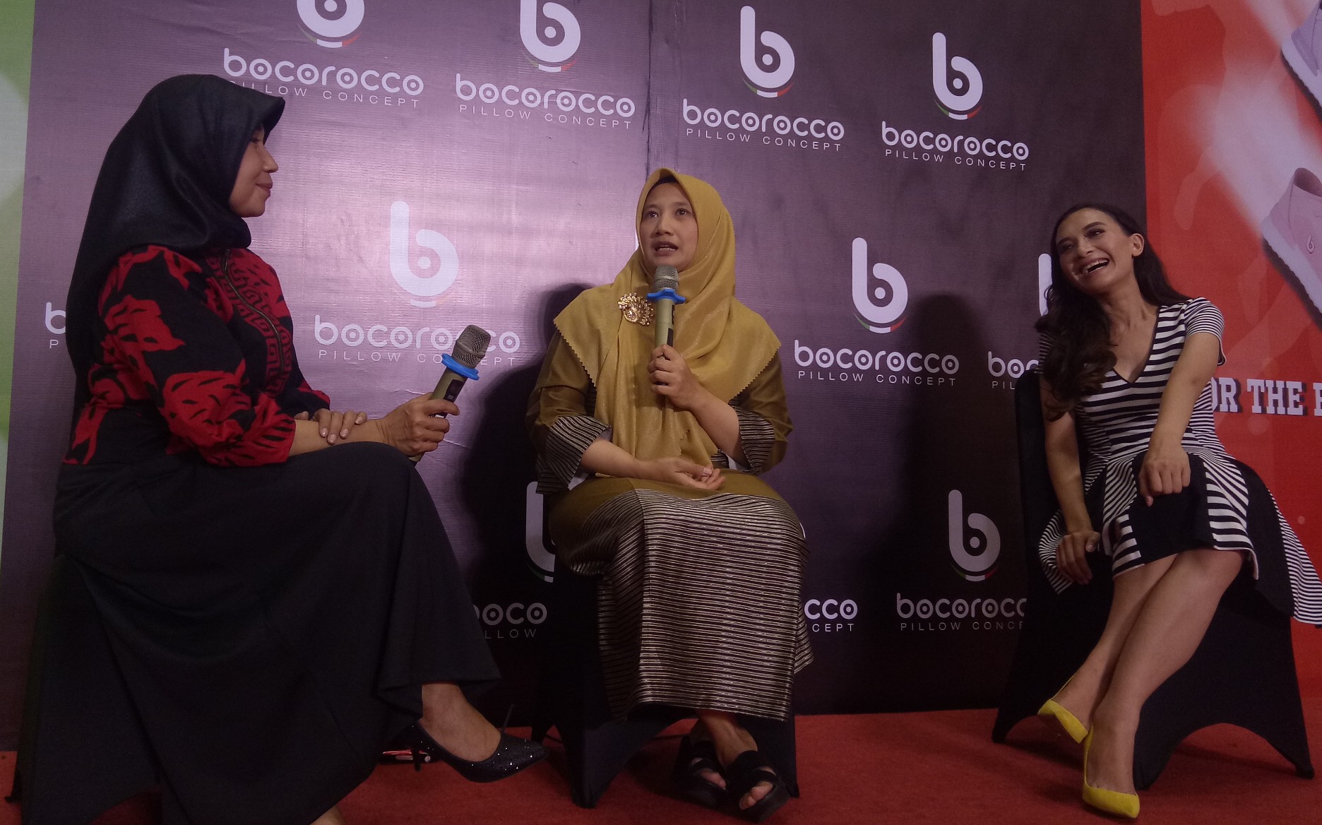 Dokter spesialis Obsteri dan Ginekologi dr. Eighty Mardiyan Kurniawati, SpOG (tengah) saat mengisi talkshow kesehatan bertema 'Beser dan Turun Rahim'. (Foto: Pita/ngopibareng.id)