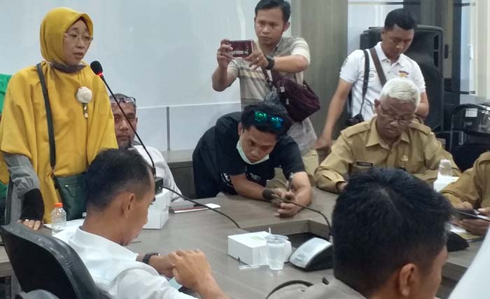 Ibu Hesti, paling kiri,  saat bercerita saat menjadi juru bicara warga pada pertemuan dengan Komisi 3 DPRD Kabupaten Gresik, Senin pagi. (Foto:Ngopibareng/anis)