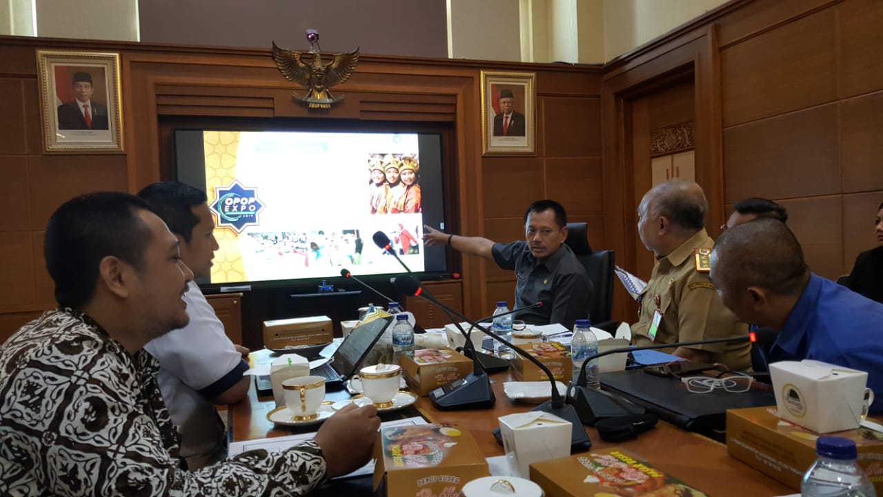 Sekda Prov Jatim Heru Tjahjono saat memberikan materi OPOP. Heru yang mewakili Khofifah sepakat dana desa harus terprioritaskan di tiga program. (Foto: Faiq/ngopibareng.id)