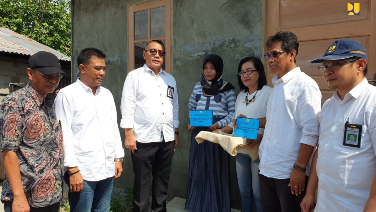 Direktur Jenderal Penyediaan Perumahan Kementerian PUPR Khalawi Abdul Hamid di sela-sela kunjungan kerjanya di Palu sekaligus Pemasangan Peneng Rumah BSPS secara simbolis di salah satu rumah penerima bedah rumah di Desa Loru Kecamatan Sigi Biromaru Kabupaten Sigi, Sulawesi Tengah, Minggu 24 November 2019. (Foto: Kementerian PUPR)