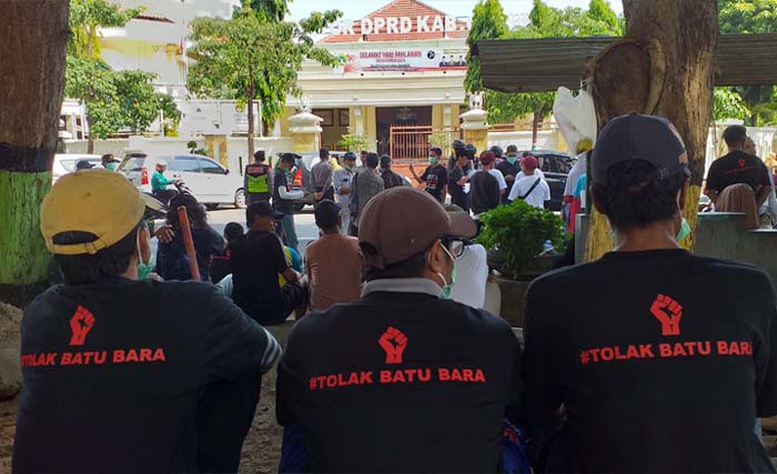 Warga Gresik berunjuk rasa menolak pelabuhan batubara,  di depan kantor DPRD Kabupaten Gresik, Senin pagi. (Foto:Ngopibareng/m.anis)