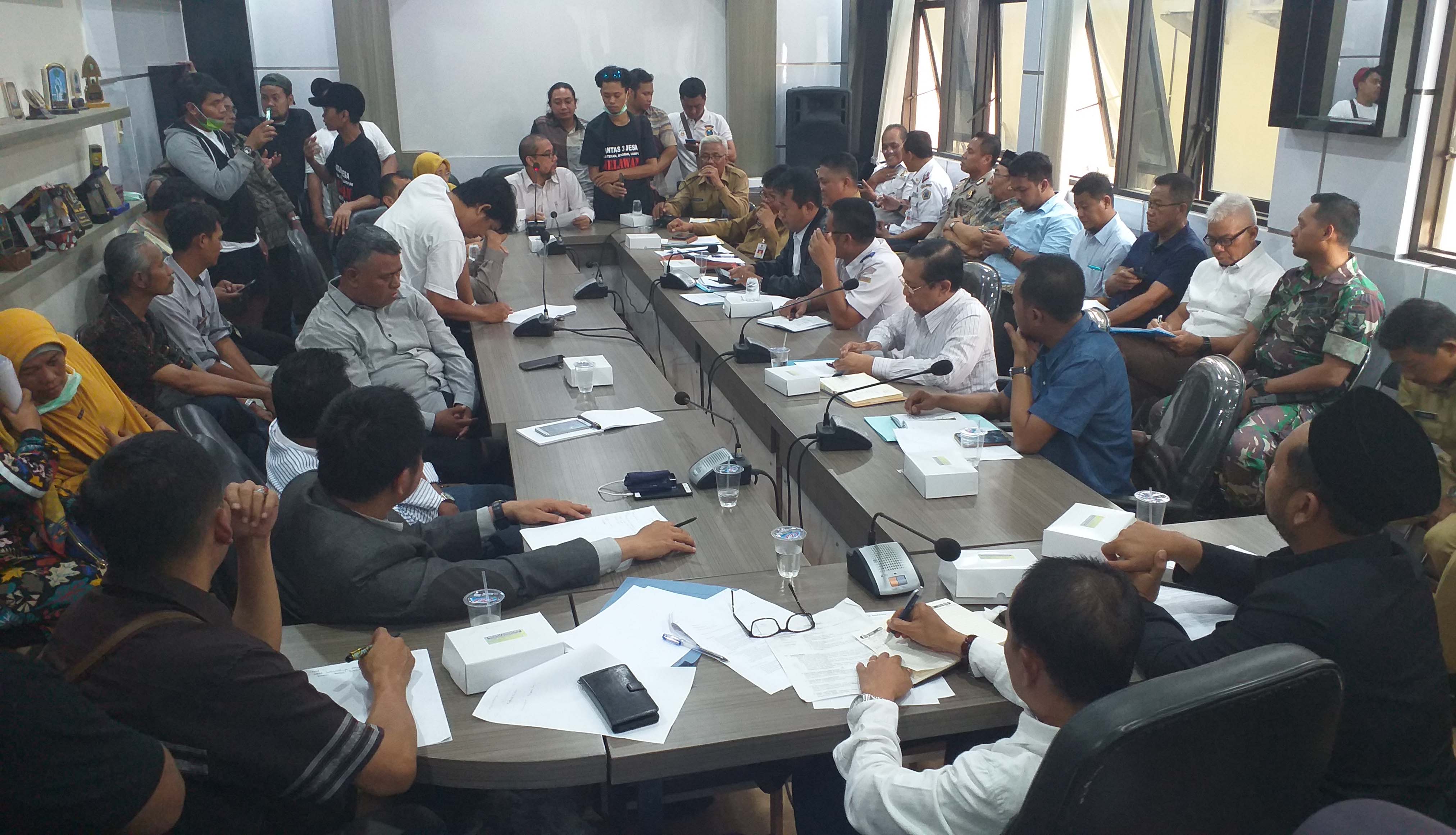Ketua DPRD Kabupaten Gresik, H.Fandi Ahmad Yani (paling kanan berkopiah) didampingi Ketua Komisi 3 Asroin Widyana (baju putih membelakangi kamera), saat menerima warga tiga kelurahan di Gresik yang menolak pelabuhan batubara, di ruang komisi Senin pagi. (Foto:Ngopibareng/m.anis) Ketua DPRD Kabupaten Gresik, H.Fandi Ahmad Yani (paling kanan berkopiah) didampingi Ketua Komisi 3 Asroin Widyana (baju putih membelakangi kamera), saat menerima warga tiga kelurahan di Gresik yang menolak pelabuhan batubara, di ruang komisi Senin pagi. (Foto:Ngopibareng/m.anis)