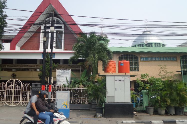 Masjid dan gereja berdekatan jaraknya. (Foto: Istimewa)