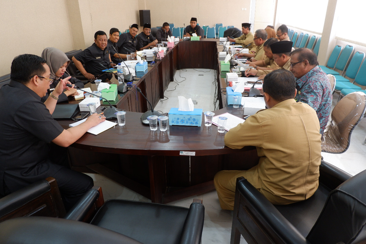 Suasana rapat Komisi I dengan Disdikpora dan Kemenag di gedung DPRD Kota Probolinggo. (Foto: Ikhsan/ngopibareng.id)