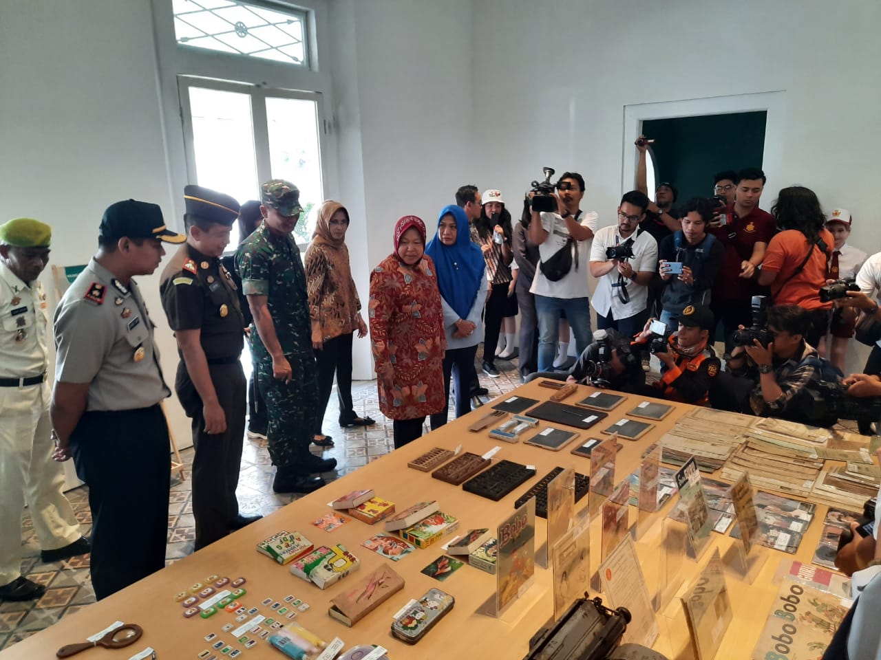 Wali Kota Surabaya Tri Rismaharini saat meresmikan museum Pendidikan Surabaya. Tampak, Ruang Kelas Eks-Taman Siswa. (Foto: Alief/ngopibareng.id)