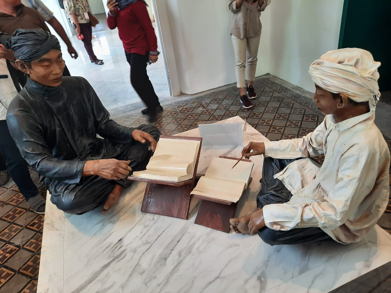 Patung cara belajar mengajar masa lalu. (Foto: Alief/ngopibareng.id) Patung cara belajar mengajar masa lalu. (Foto: Alief/ngopibareng.id)