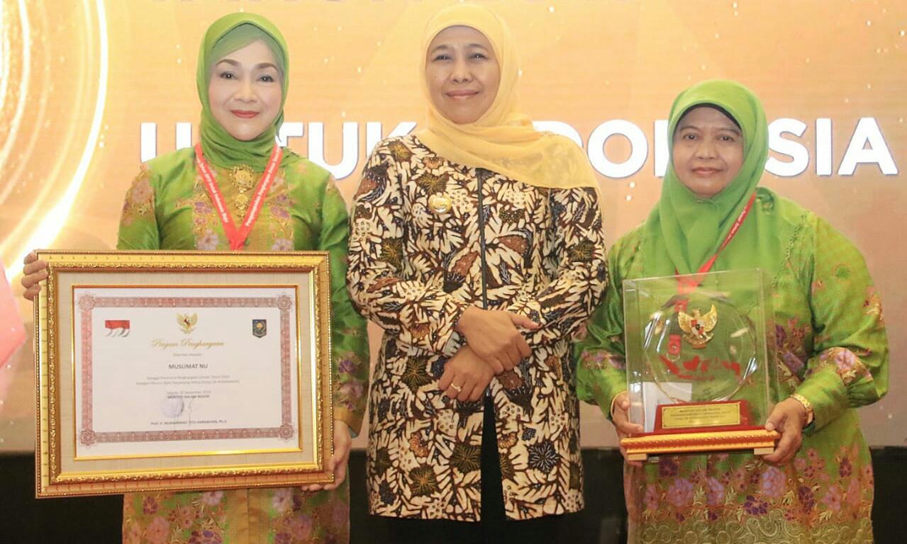 Ketua Umum PP Muslimat NU, Khofifah Indar Parawansa saat mengerima Anugerah Ormas Long Life Achievement, di Jakarta. (Foto: Istimewa) Ketua Umum PP Muslimat NU, Khofifah Indar Parawansa saat mengerima Anugerah Ormas Long Life Achievement, di Jakarta. (Foto: Istimewa)