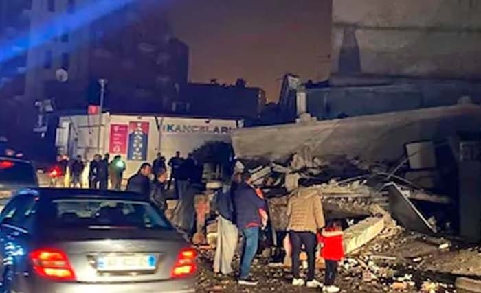 Bangunan hancur di ibu kota Albania, Tirana, akibat gempa Selasa pagi. (Foto:Telegraph)