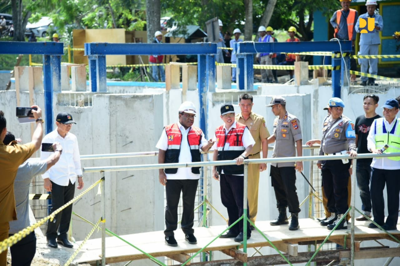 Wakil Menteri PUPR John Wempi Wetipo seusai menyaksikan pembukaan intake pintu Bendung DI Gumbasa, Senin 25 November kemarin. (Foto: Kementerian PUPR)