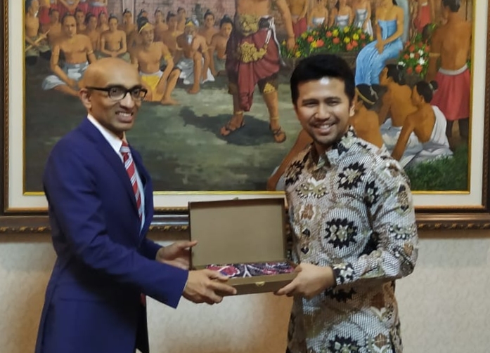 Wakil Gubernur Jatim, Emil Elestianto Dardak bersama Duta Besar Singapura untuk Indonesia, Anil Nayar usai pertemuan di Gedung Negara Grahadi, Surabaya, Selasa 26 November 2019. (Foto: Istimewa)