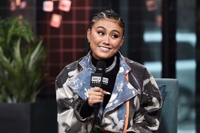 Penampilan Agnez Mo saat wawancara dengan Build Series by Yahoo. (Foto: YouTube dan Instagram)