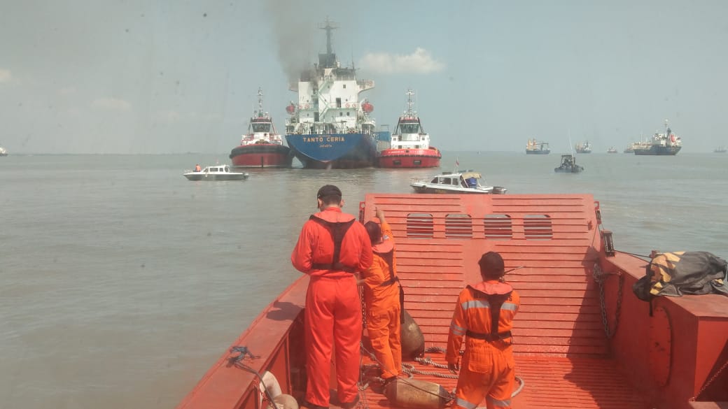 KM Tanto Ceria yang terbakar. Beruntung tak ada korban. (Foto: SAR Surabaya)