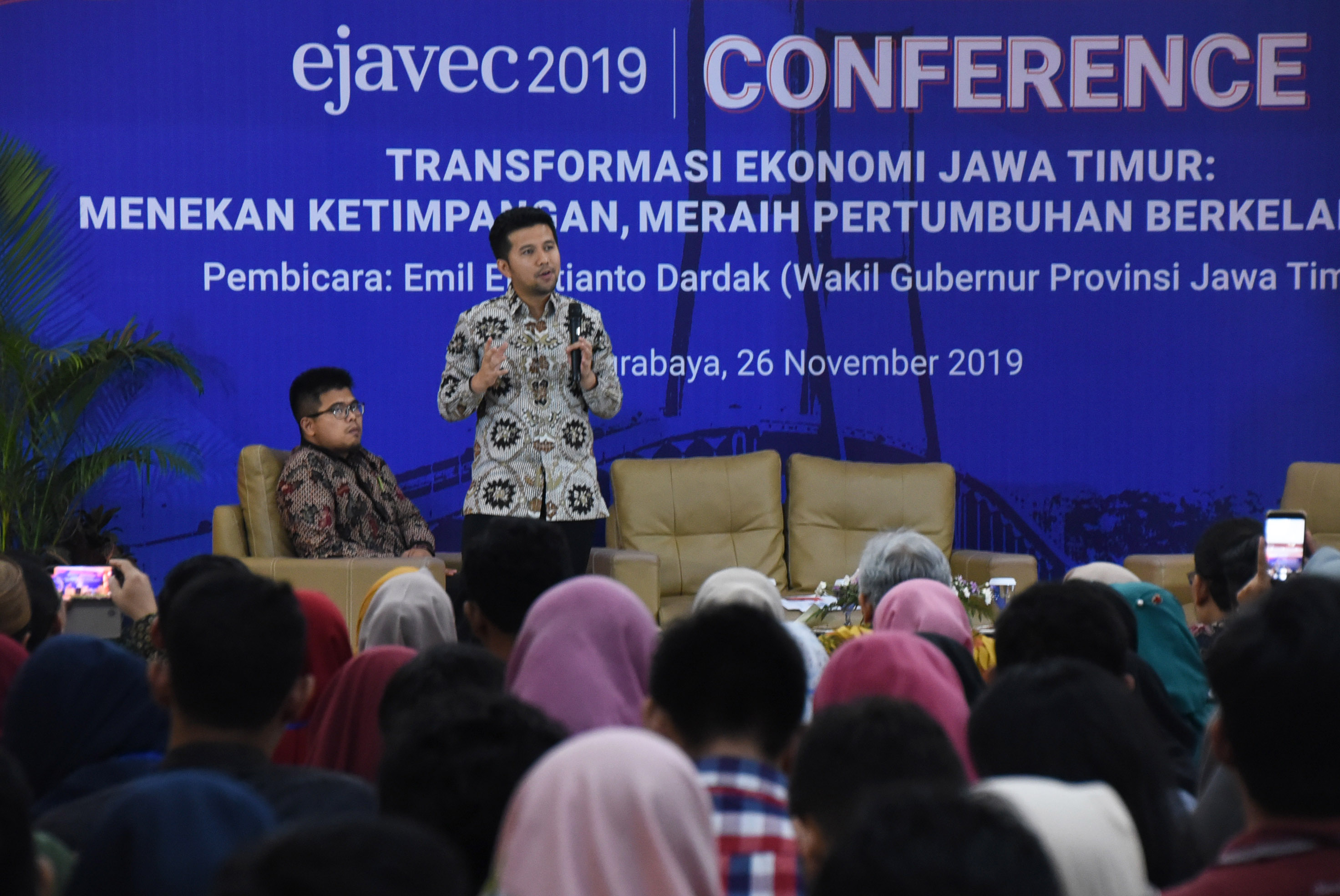 Wagub Jatim, Emil Dardak saat menjadi narasumber di Ejavec 2019. (Foto: Istimewa/ngopibareng.id)