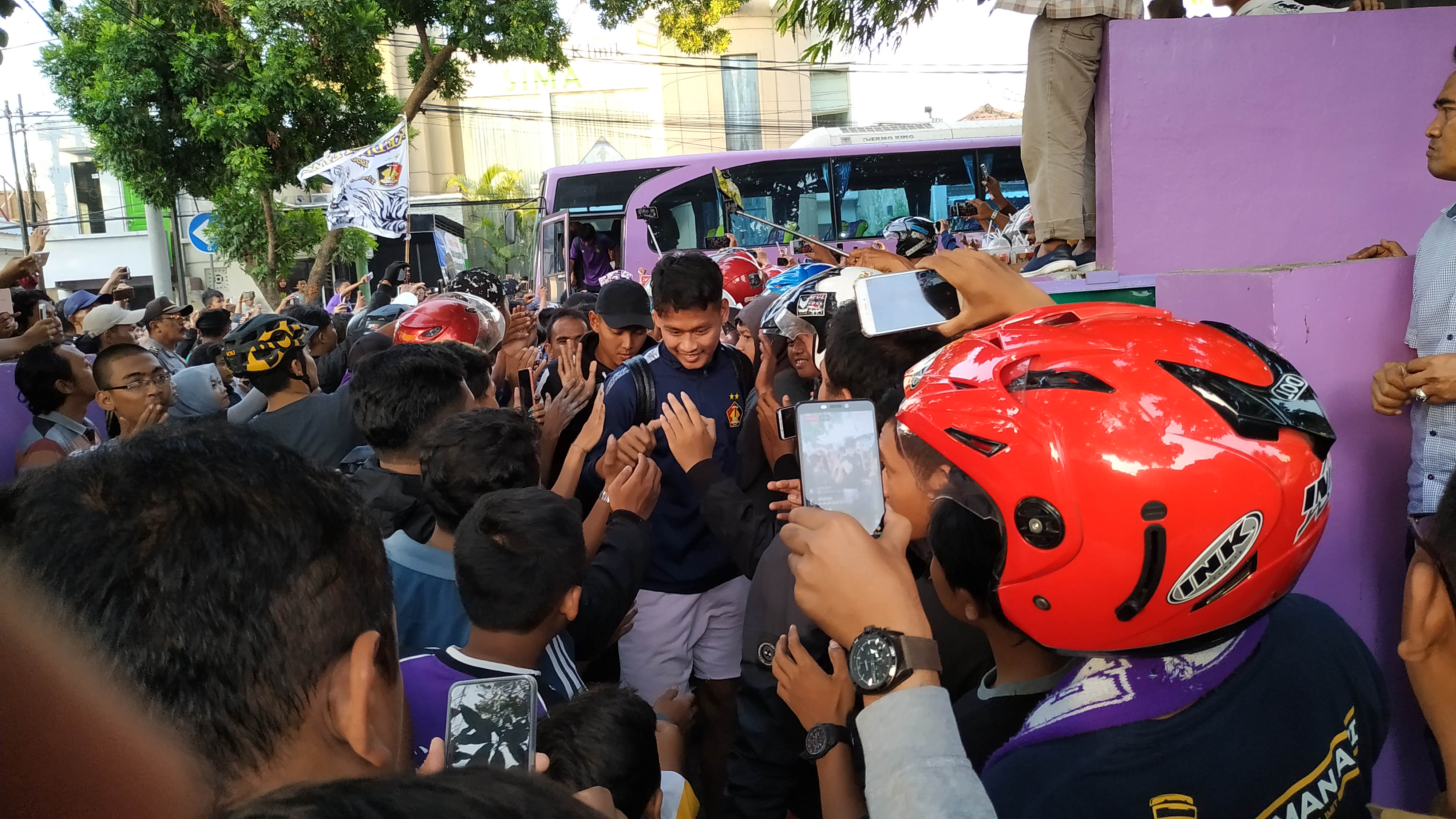 Ribuan suporter sambut kedatangan pemain Persik Kediri usai menjuarai Liga 2 Indonesia (Fendi/ngopi bareng.id)