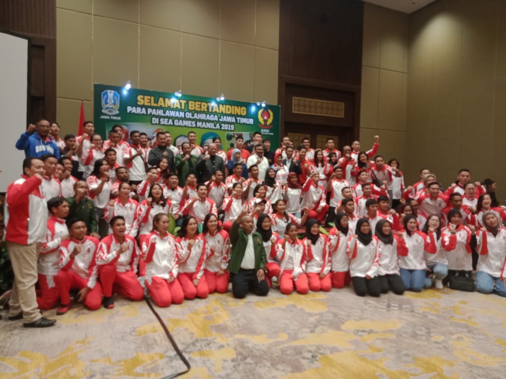 Gubernur Jatim, Khofifah Indar Parawansa berfoto bersama para atlet dalam pelepasan di Hotel Sultan, Jakarta, Selasa 26 November 2019. (Foto: Humas KONI Jatim)