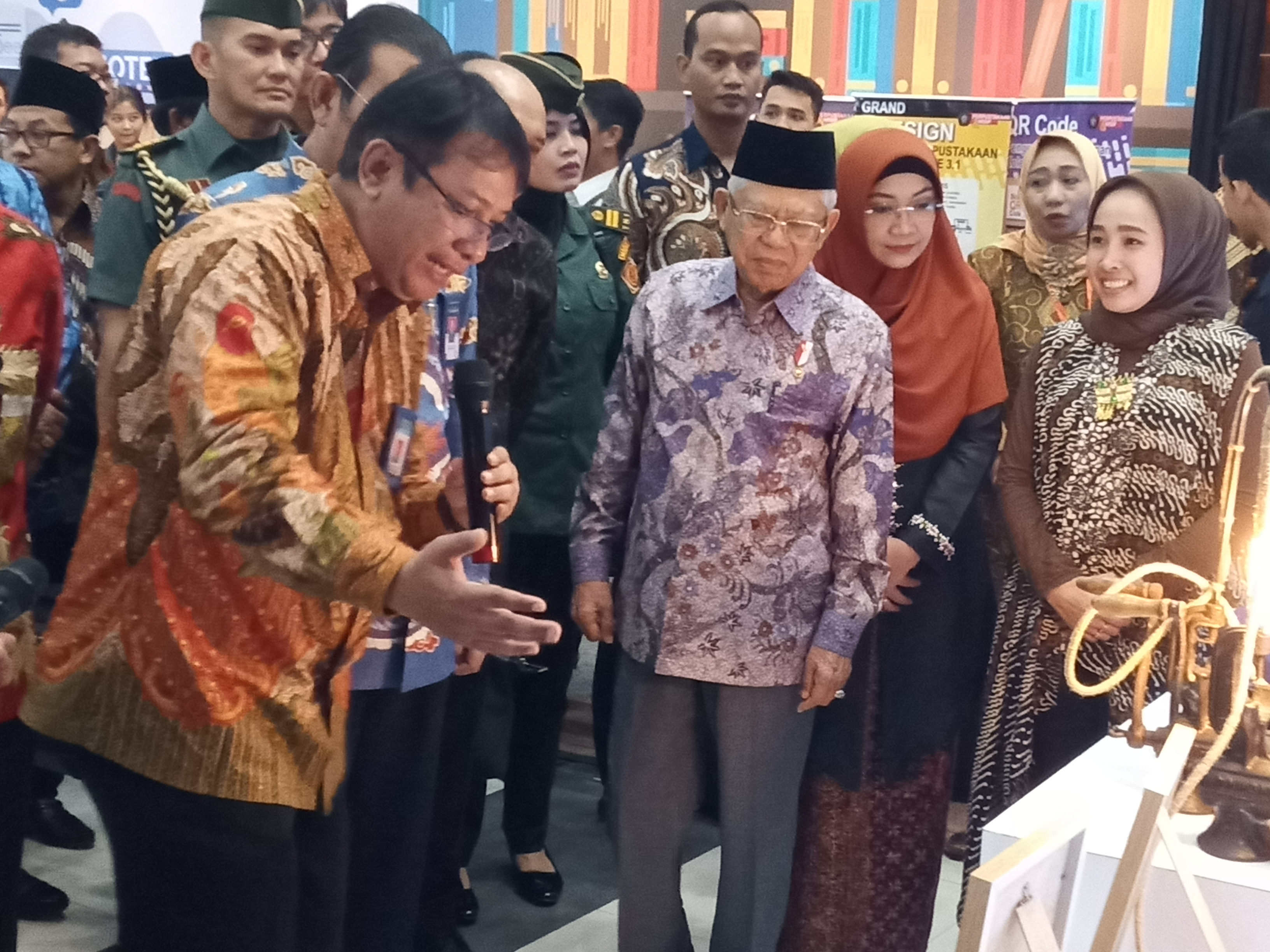 Wakil Presiden RI, Ma'ruf Amin usai menjadi pembicara di acara International Conference Halal and Thayib 2019, di Gedung Samantha Krida, Universitas Brawijaya. (Foto: Theo/Ngopibareng.id)