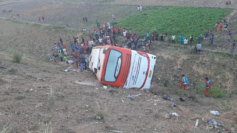 Bus Kramat Jati terguling di Tol Surabaya-Mojokerto. (Foto: Istimewa)