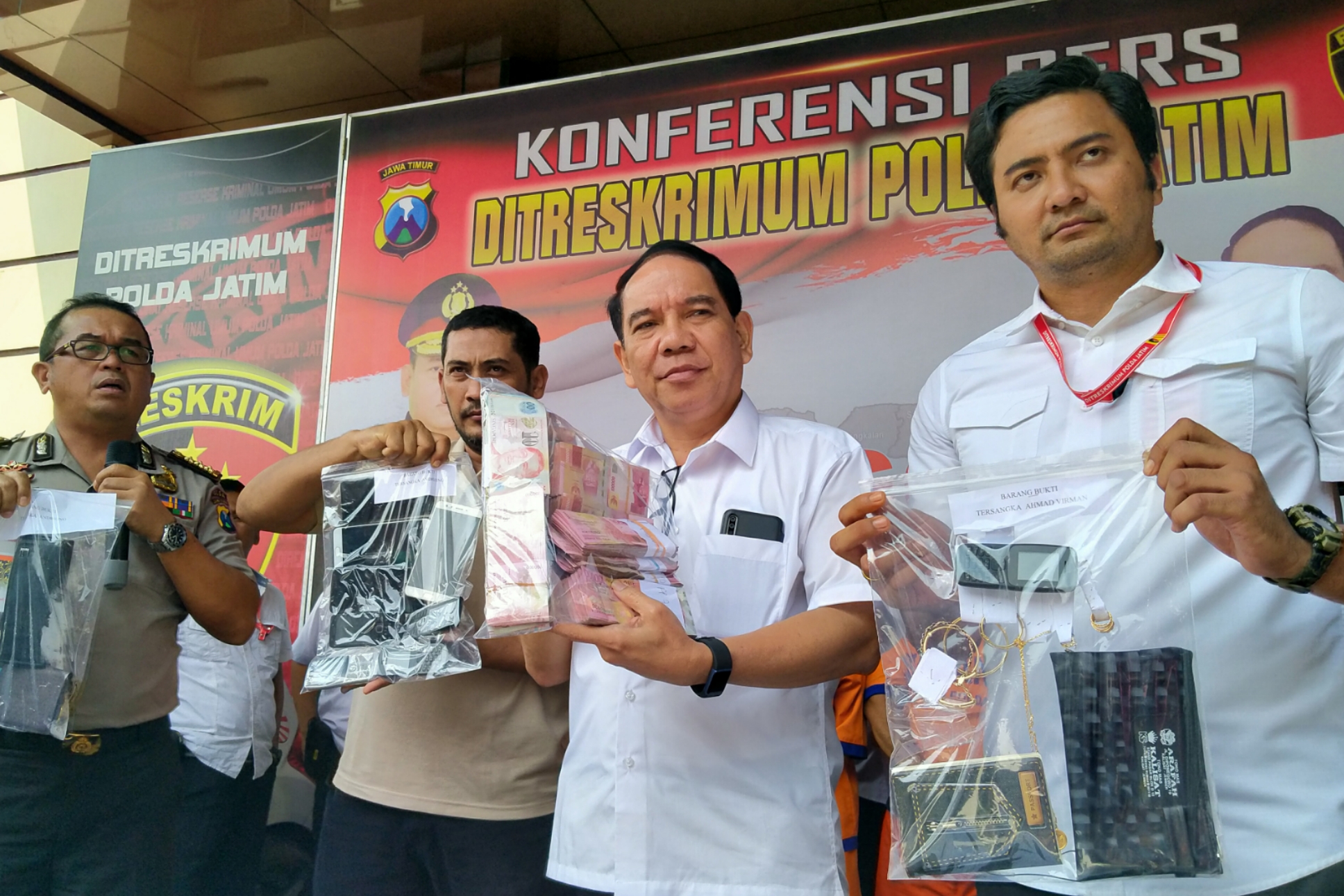 Dirkrimum Polda Jatim, Kombes Pol R Pitra Andrias Ratulangie (dua dari kanan) bersama jajaran menunjukkam barang bukti yang diamankan dalam konferensi pers di Gedung Ditreskrimum Polda Jatim, Surabaya, Rabu 27 November 2019. (Foto:  Fariz/ngopibareng.id)